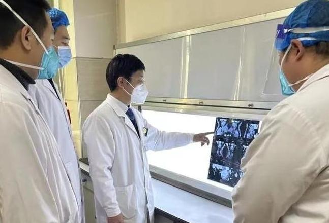 微影云动看胶片指南及股骨颈骨折并发症解析
